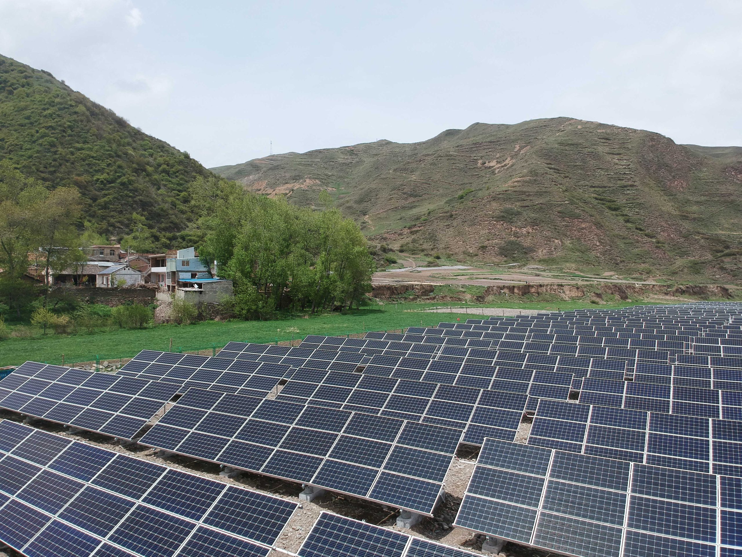 Tấm Pin Năng Lượng Mặt Trời JA solar 610W 6 Tấm pin năng lượng mặt trời JA solar 610W